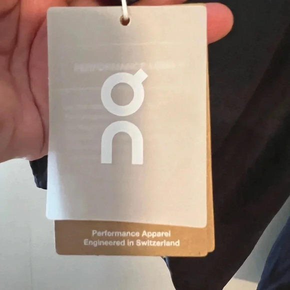 Run On Mens Activewear Athletic T-Shirt Black NWT Large Run On Clouds - Picture 8 of 8